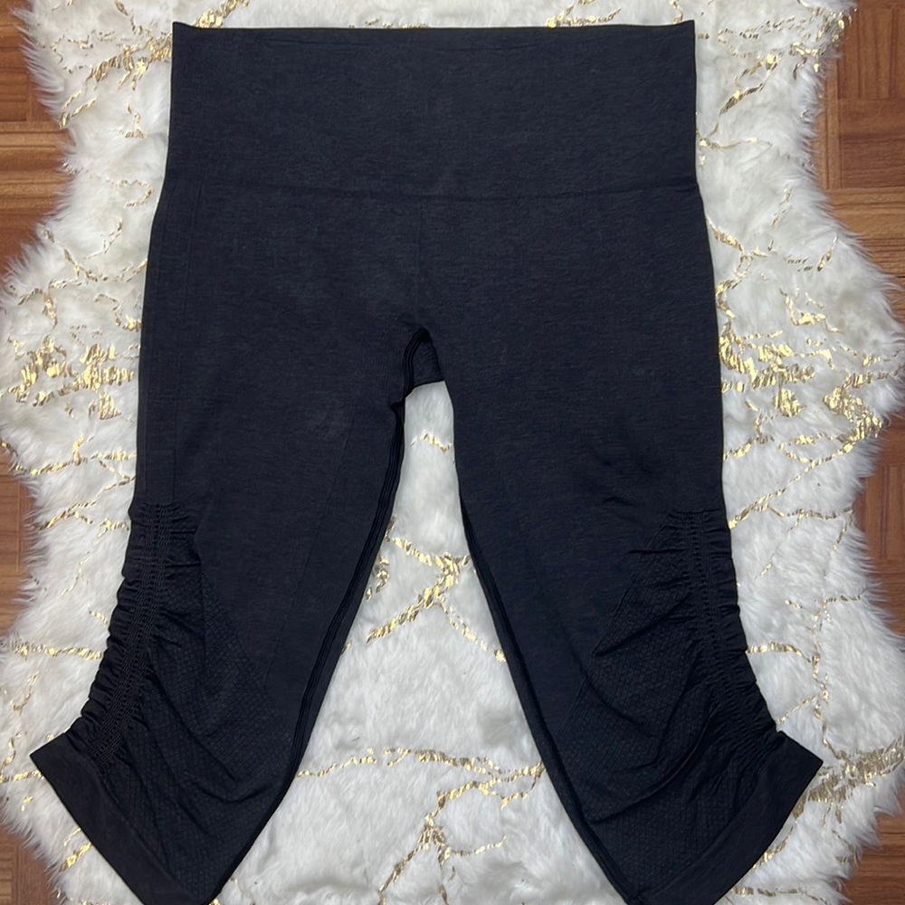 Lululemon Size 6 Yoga Leggings in dark gray